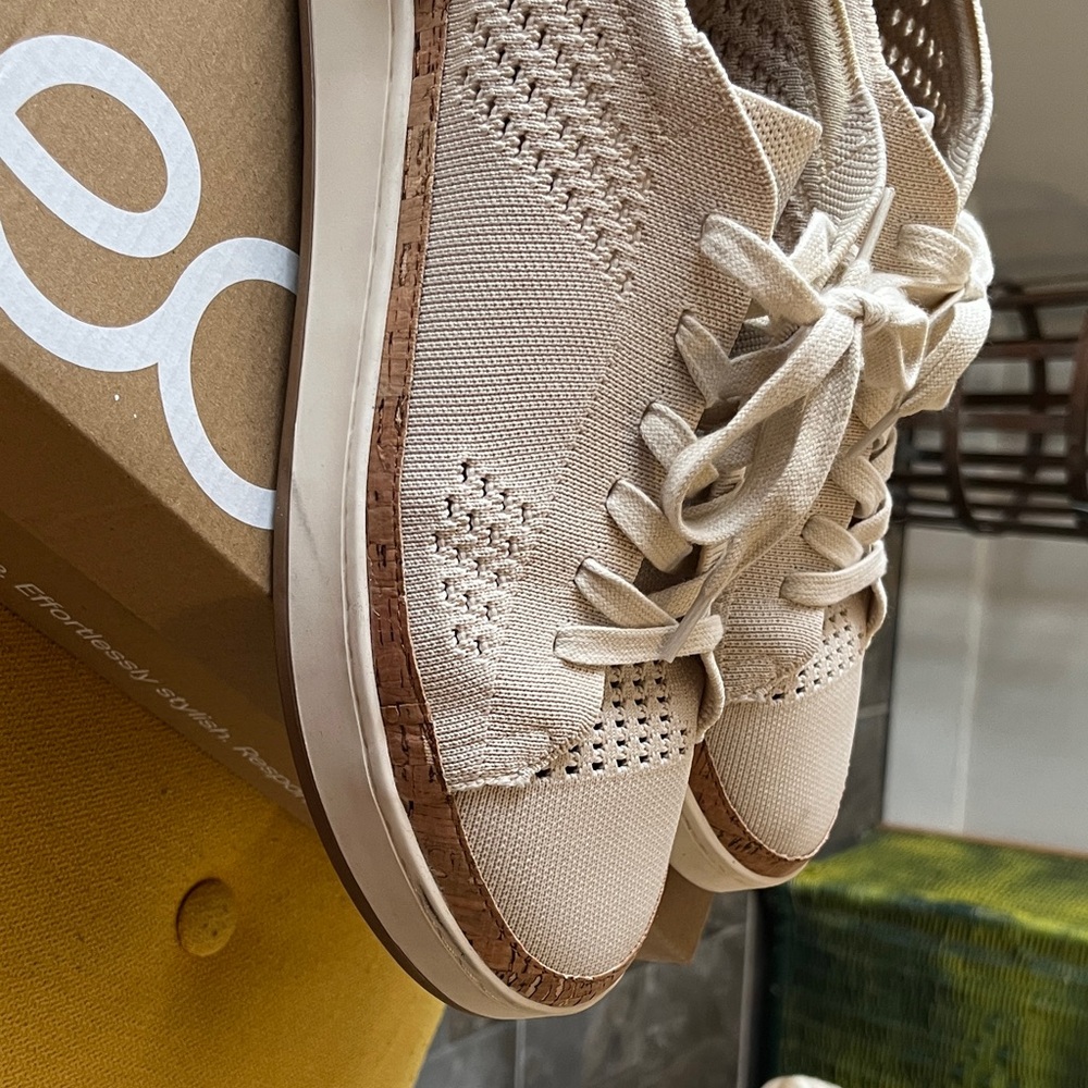 Cute women’s sneakers size 12! - Picture 7 of 9